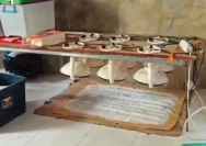 Petugas kepolisian berada di lokasi laboratorium narkoba yang dibongkar di Pidie, Aceh.