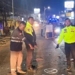Petugas kepolisian melakukan olah tempat kejadian perkara kecelakaan lalu lintas di Cileungsi