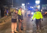 Petugas kepolisian melakukan olah tempat kejadian perkara kecelakaan lalu lintas di Cileungsi