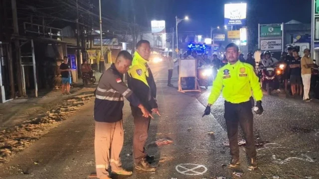 Petugas kepolisian melakukan olah tempat kejadian perkara kecelakaan lalu lintas di Cileungsi