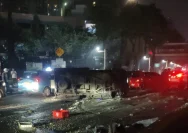 Petugas kepolisian melakukan olah tempat kejadian perkara kecelakaan mobil di Jakarta Selatan.