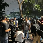 Polisi Selidiki Dugaan Perlawanan Bandar Narkoba Terkait Kebakaran di Kampung Ambon Petugas kepolisian melakukan olah TKP di lokasi kebakaran kawasan Kampung Ambon