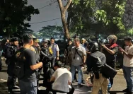 Petugas kepolisian melakukan olah TKP di lokasi kebakaran kawasan Kampung Ambon