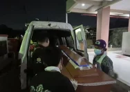 Petugas kepolisian melakukan olah TKP penemuan mayat terborgol di sebuah rumah kosong di Kendal