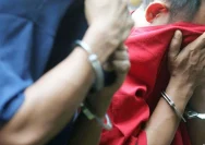 Petugas kepolisian melakukan penanganan kasus kecelakaan maut di Alam Sutera Tangerang Selatan