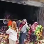 Belasan Warga Terlibat Penjarahan Gudang Snack yang Sedang Terbakar di Bengkulu Petugas kepolisian mengamankan barang bukti penjarahan gudang snack di Bengkulu