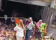 Petugas kepolisian mengamankan barang bukti penjarahan gudang snack di Bengkulu