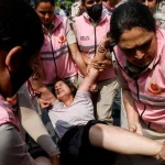 Polisi India Tangkap Puluhan Demonstran dalam Aksi Protes di New Delhi Petugas kepolisian mengamankan pengunjuk rasa di New Delhi, India.
