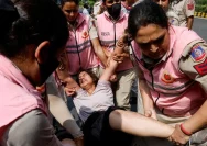 Petugas kepolisian mengamankan pengunjuk rasa di New Delhi, India.