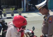 Petugas kepolisian mengawasi arus lalu lintas dalam rangka pelaksanaan Operasi Patuh