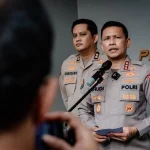 Petugas kepolisian mengusut tempat kejadian perkara kasus penembakan di Mako Polairud Pondok Cabe