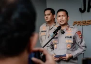 Petugas kepolisian mengusut tempat kejadian perkara kasus penembakan di Mako Polairud Pondok Cabe