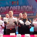 Polri dan BNN Bongkar Laboratorium Narkoba Terbesar di Pidie Aceh Petugas kepolisian saat melakukan penggerebekan laboratorium narkoba di Pidie Aceh