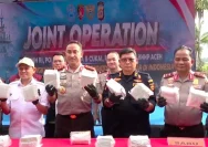 Petugas kepolisian saat melakukan penggerebekan laboratorium sabu di Aceh