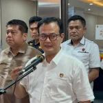Polisi Bongkar Penyelundupan 1,16 Ton Ketamin Lewat Manuver Mencurigakan Kapal Tanker Petugas kepolisian saat memeriksa kapal tanker yang membawa narkotika jenis ketamin.