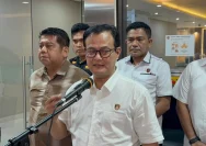 Petugas kepolisian saat memeriksa kapal tanker yang membawa narkotika jenis ketamin.