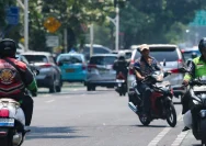 Petugas kepolisian sedang melakukan operasi penertiban lalu lintas di jalan raya