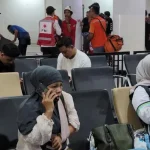 Tim Medis Tangani Penumpang KMP Batumandi yang Dievakuasi ke Pelabuhan Merak Petugas medis memberikan bantuan kepada penumpang KMP Batumandi di Pelabuhan Merak.