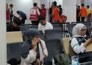 Petugas medis memberikan bantuan kepada penumpang KMP Batumandi di Pelabuhan Merak.
