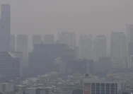 Petugas memantau kualitas udara di Jakarta
