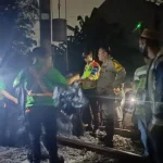 Pria Pembuat Konten Tugas Kuliah Tewas Tertabrak KRL di Ciputat Tangerang Selatan Petugas mengamankan area jalur rel kereta api di perlintasan KRL