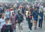 Petugas mengatur arus lalu lintas di kawasan Car Free Day Sudirman Thamrin Jakarta