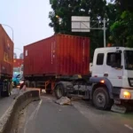 Petugas mengevakuasi truk kontainer yang menabrak separator jalan di kawasan Tomang Jakarta Barat