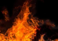 Petugas pemadam kebakaran sedang memadamkan api di permukiman padat Senen Jakarta Pusat