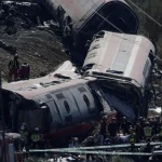Petugas penyelamat bekerja di lokasi kecelakaan dua kereta cepat di Spanyol