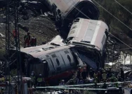 Petugas penyelamat bekerja di lokasi kecelakaan dua kereta cepat di Spanyol
