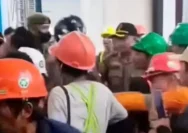 Petugas Satpol PP DKI Jakarta saat melakukan pengamanan dan penertiban di wilayah Jakarta Selatan.