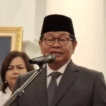Gubernur Jakarta Ungkap Kronologi Bentrokan Petugas dan Pekerja di Bulungan Petugas Satpol PP saat menjalankan tugas penertiban di lapangan