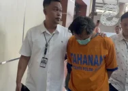 Pihak kepolisian saat melakukan olah tempat kejadian perkara di rumah tersangka di Madiun