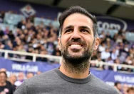 Potret Cesc Fabregas saat memberikan keterangan pers mengenai rumor kepindahannya ke Manchester United.
