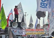 Presiden KSPI Said Iqbal memberikan keterangan pers mengenai usulan kenaikan upah minimum