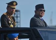 Presiden Prabowo Subianto didampingi Kapolri Jenderal Pol Listyo Sigit Prabowo dalam sebuah upacara resmi