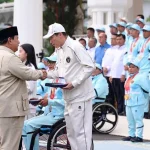Presiden Prabowo Subianto menyerahkan bonus secara simbolis kepada atlet di Istana Merdeka.