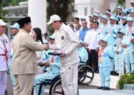 Presiden Prabowo Subianto menyerahkan bonus secara simbolis kepada atlet di Istana Merdeka.