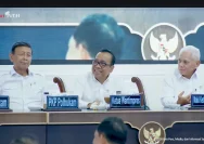 Presiden Prabowo Subianto saat memberikan arahan dalam Sidang Kabinet Paripurna di Istana Kepresidenan Jakarta mengenai