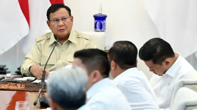 Presiden Prabowo Kirim Dua Ratus Pompa Air Atasi Karhutla Kalimantan Tengah Presiden Prabowo Subianto saat memberikan arahan terkait penanganan kebakaran hutan dan lahan