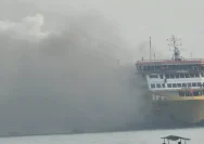 Proses evakuasi penumpang KMP Batumandi yang terbakar di perairan Merak