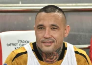 Radja Nainggolan saat beraksi di lapangan hijau