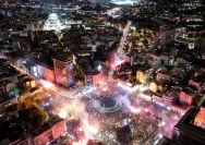 Ribuan pendukung gerakan mahasiswa Serbia berkumpul dalam kampanye terakhir di Belgrade menjelang pemilu.