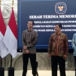 Rocky Gerung menghadiri acara serah terima jabatan Kepala Bakom RI
