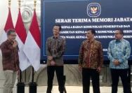 Rocky Gerung menghadiri acara serah terima jabatan Kepala Bakom RI