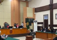 Roy Suryo dan tim kuasa hukum mengikuti persidangan di Pengadilan Negeri Jakarta Timur
