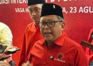 Sekjen PDIP Hasto Kristiyanto memberikan keterangan pers terkait polemik ijazah Wapres Gibran Rakabuming Raka.
