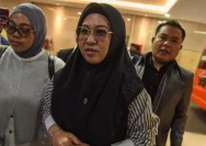 Sitti Husniah Talenrang saat memberikan keterangan terkait isu pemberhentian dirinya sebagai Bupati Gowa.
