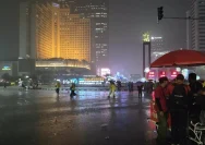 Situasi hujan deras di kawasan Bundaran HI Jakarta Pusat saat massa aksi masih bertahan.
