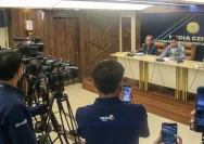 Suasana depan gedung pengadilan yang berkaitan dengan insiden intimidasi hakim